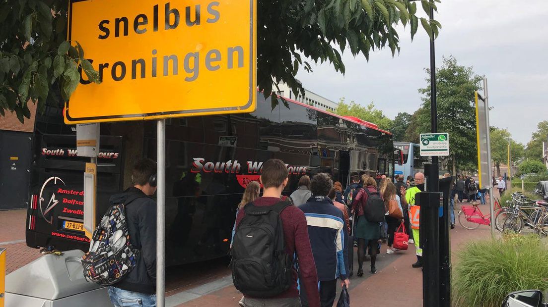 Vanuit Assen rijden er bussen naar het station in Groningen (Rechten: RTV Drenthe/Hielke Meijer)