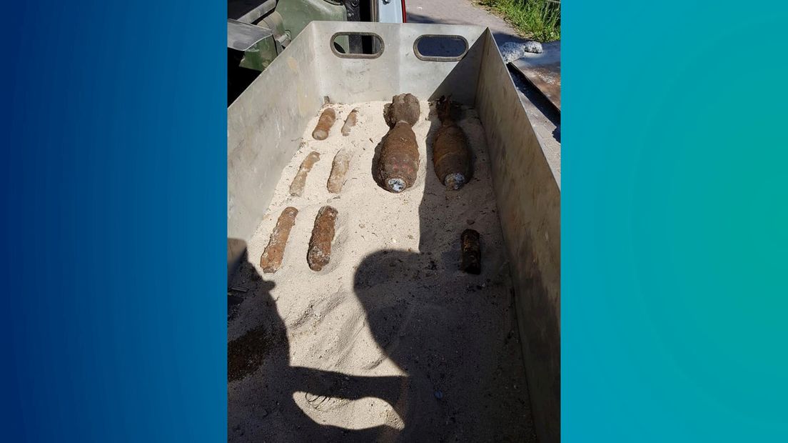 De explosieven en munitie die in de zandhoop werden gevonden