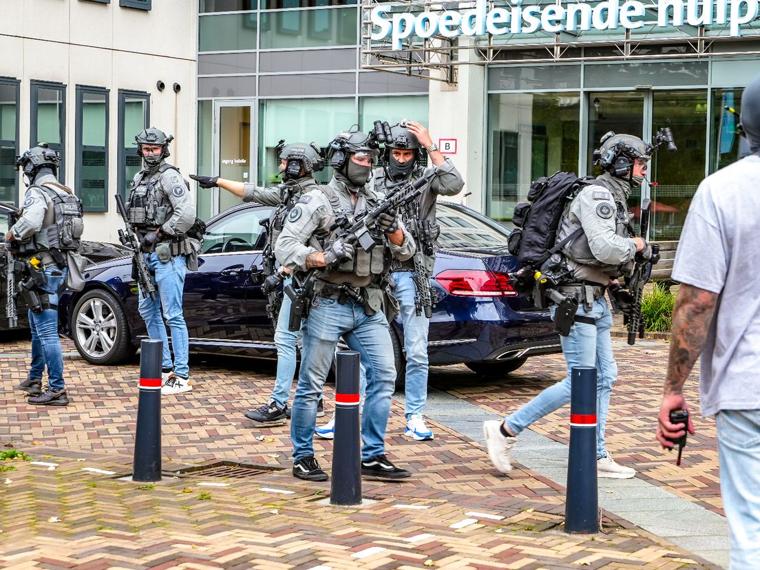 De politie is in grote getalen aanwezig bij het Erasmus MC.