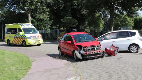 Botsing tussen twee automobilisten in Klazienaveen. Botsing tussen twee automobilisten in Klazienaveen.