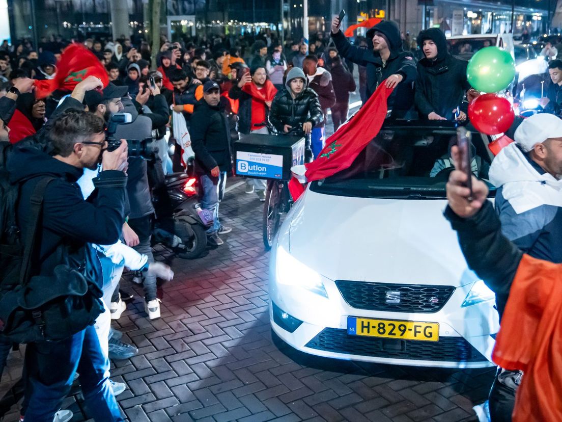 In de Rotterdamse binnenstad wordt veel gejuicht en getoeterd