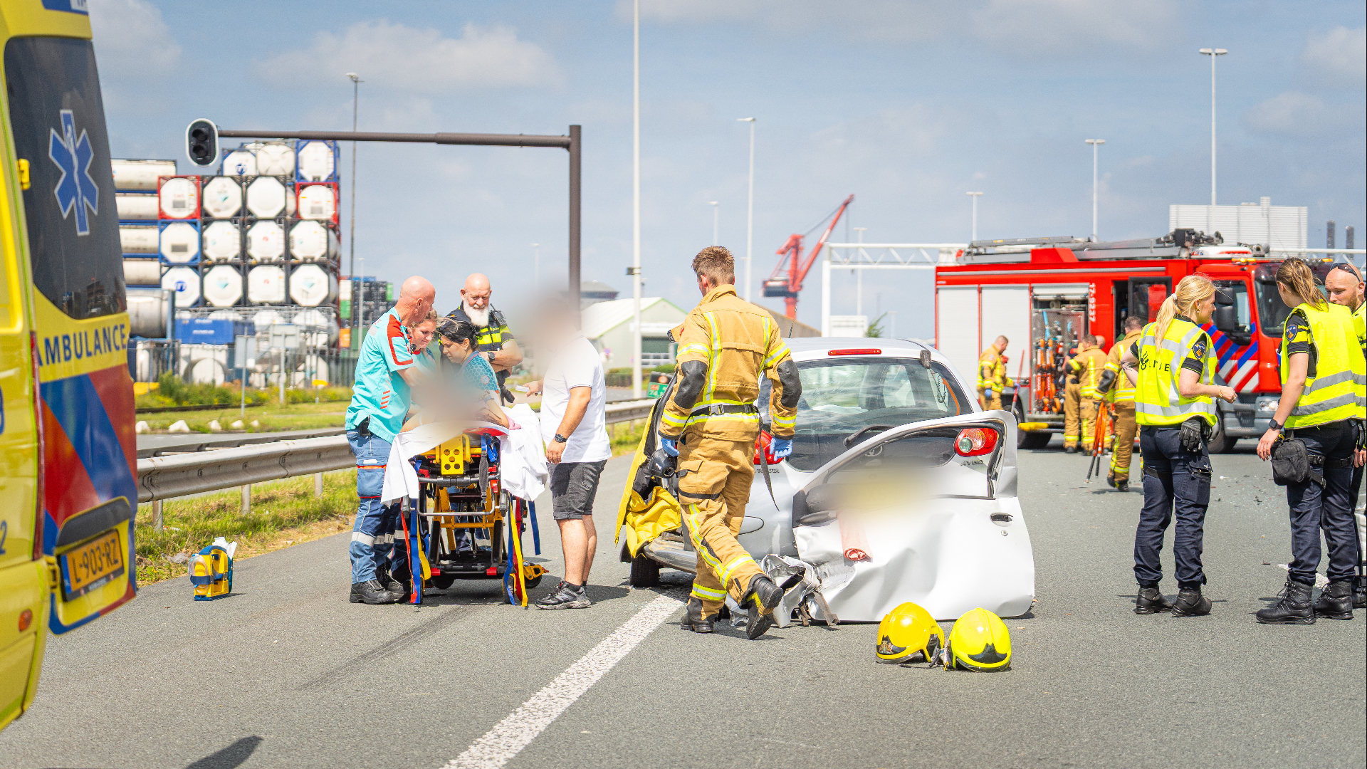 Vrouw bekneld in auto na ongeluk: snelweg tot 15:00 uur deels dicht.