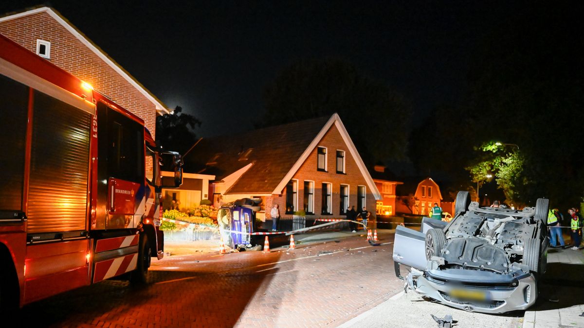 Auto belandt op de kop na botsing in Vriezenveen