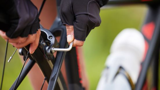 Stef uit Limburg komt in actie als 'Wegenwacht' van de Fietselfstedentocht Nieuws