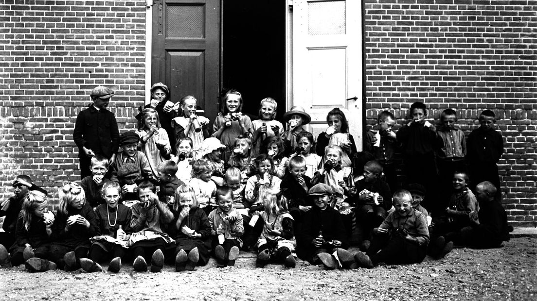 Kinderen van de katholieke lagere school in het dorp