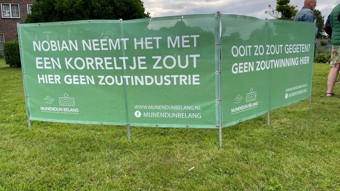 Spandoeken bij iemand in de voortuin