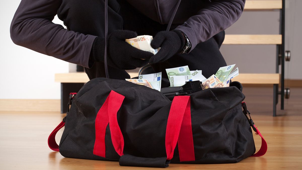 Ondernemer in Wolvega krijgt tas met geld terug van douane