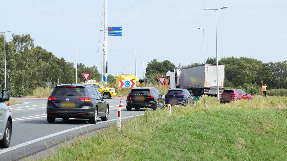 Vrachtwagen krijgt pech op rotonde, verkeer wordt omgeleid