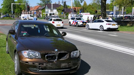 Twee personen naar ziekenhuis na aanrijding Enschede. Twee personen naar ziekenhuis na aanrijding Enschede.
