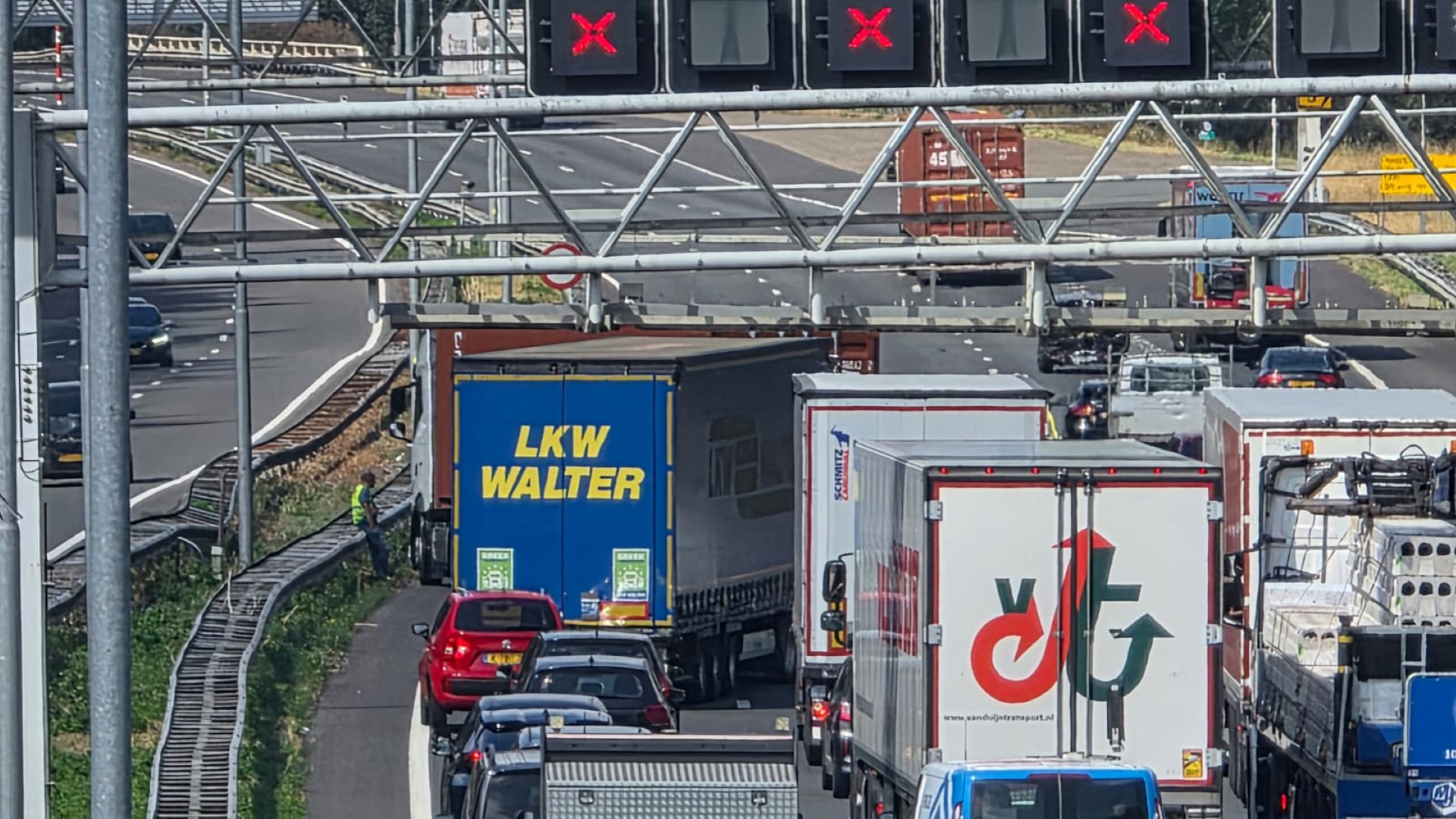 Slingerende vrachtwagen klemgereden op A15.