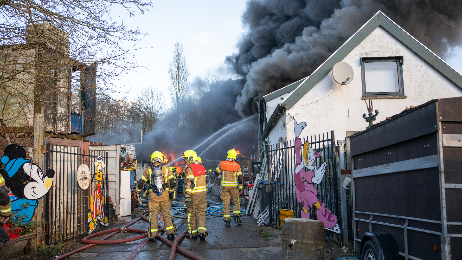 De hulpdiensten rukten massaal uit om de brand in Hellevoetsluis te bestrijden