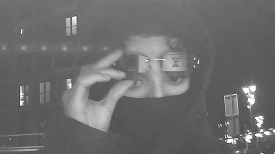 Vermomde pinner doet bril omhoog en is toch te herkennen Nieuws