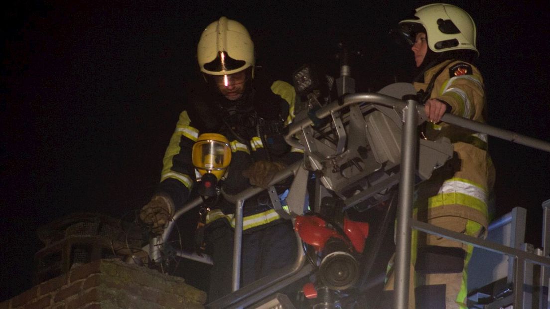 Schoorsteenbrand boerderij in Laag Zuthem