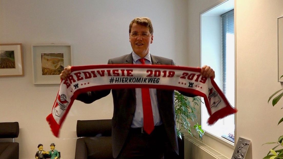 Van Oosterhout, burgemeester van Emmen met een voorkeur voor Feyenoord (Rechten: archief RTV Drenthe)