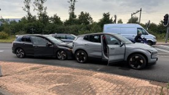 112 nieuws: Gewonde en aanhouding bij aanrijding in Deventer | Gewonde door vallende tak in Zwolle. 112 nieuws: Gewonde en aanhouding bij aanrijding in Deventer | Gewonde door vallende tak in Zwolle.