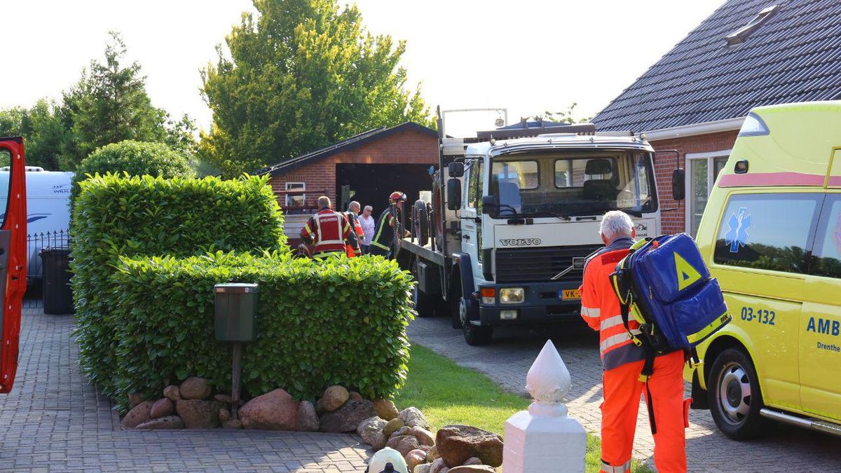 Man raakt bekneld onder tractor in Buinen