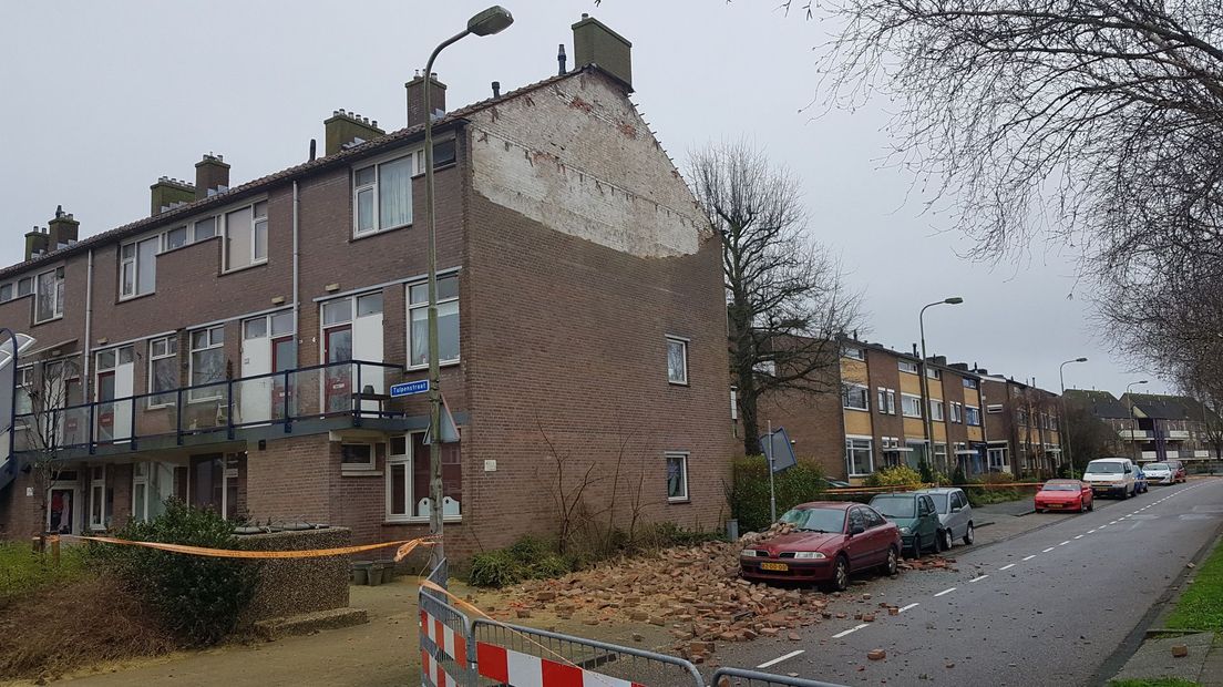 De gevel van deze woning in Sassenheim stortte deels in