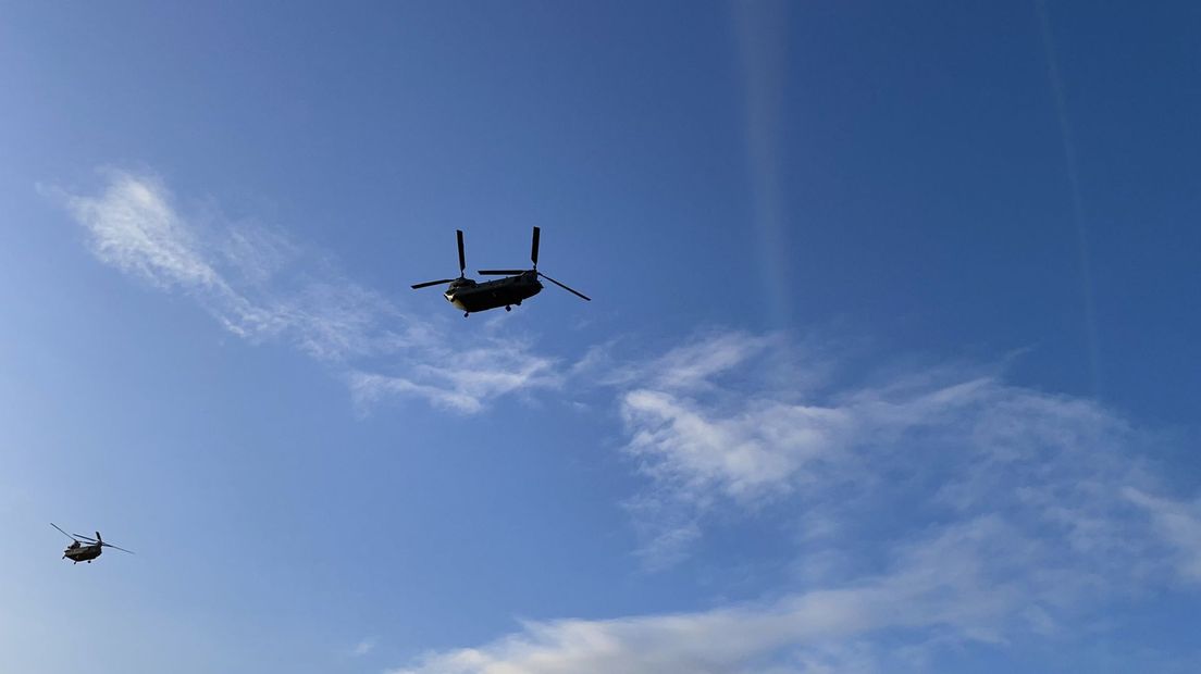 Chinooks vliegen laag over het Dwingelderveld