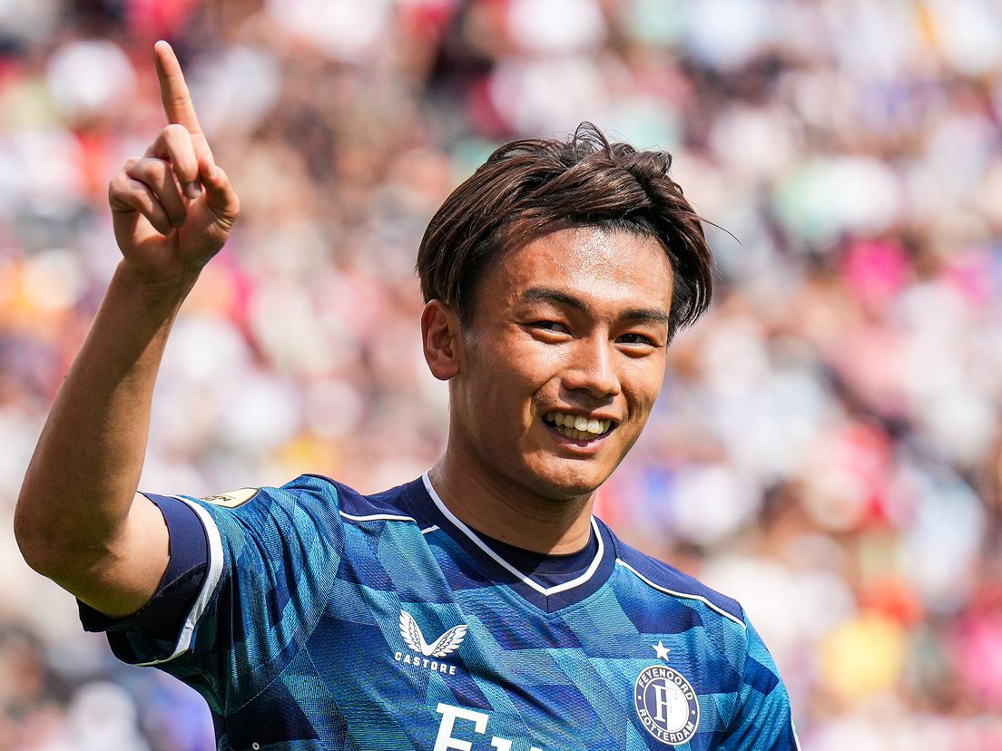 Ayase Ueda viert tegen FC Utrecht zijn eerste doelpunt voor Feyenoord