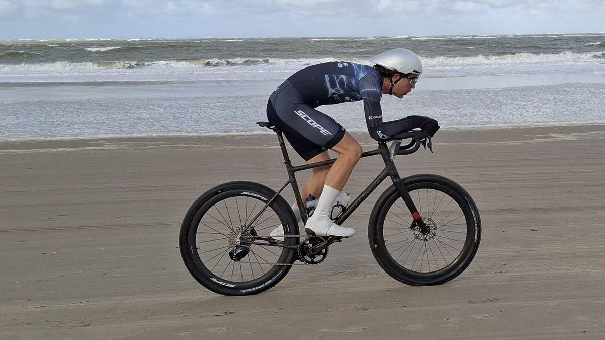 Strandracer Jules de Cock wint 'thuiswedstrijd' in Renesse en is eerste leider in Topcompetitie