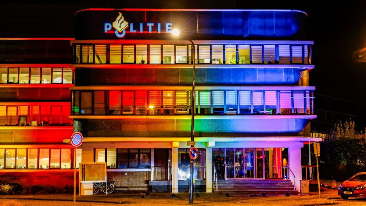Politiebureau in Enschede verlicht in kleuren van regenboogvlag