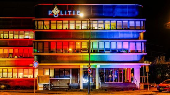 Politiebureau in Enschede verlicht in kleuren van regenboogvlag Home