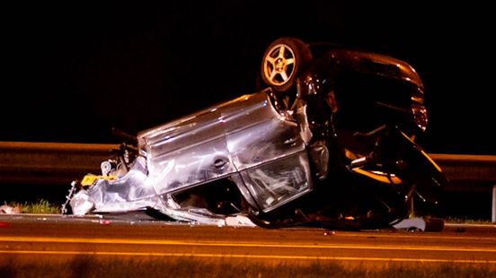 Auto op de kop op A50 • Trekker met giertank aangereden. Auto op de kop op A50 • Trekker met giertank aangereden.
