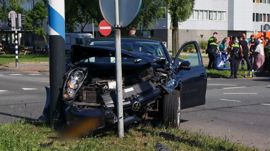 Man met spoed naar ziekenhuis na botsing | Crash scooterrijder na achtervolging. Man met spoed naar ziekenhuis na botsing | Crash scooterrijder na achtervolging.