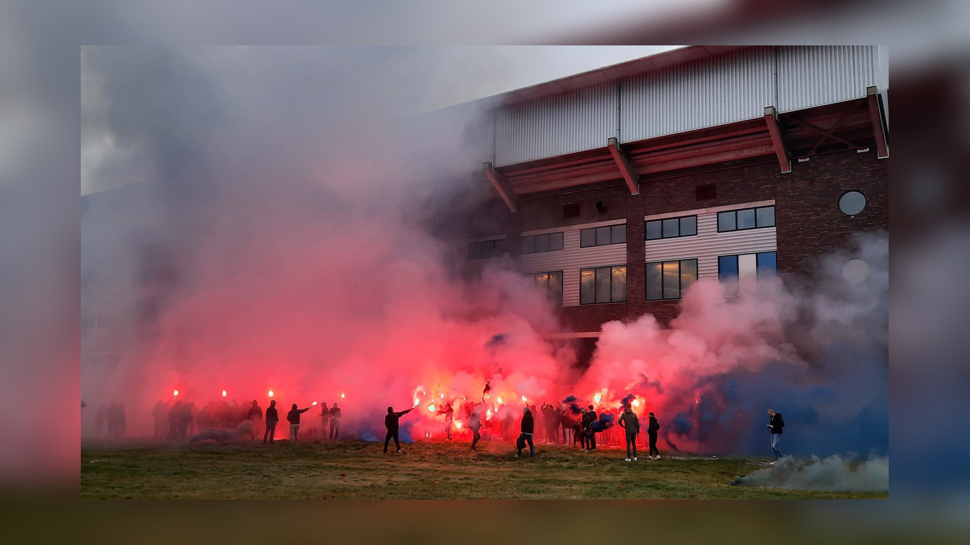 Supporters mei fjoerwurk by it Abe Lenstra Stadion