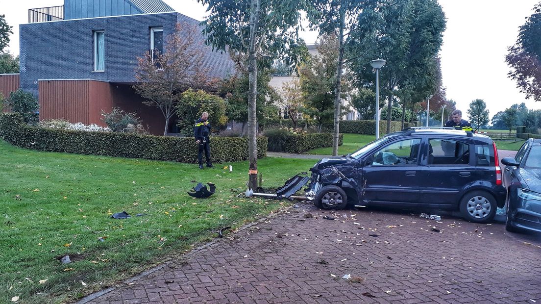 De automobilist richtte een behoorlijke ravage aan en vertrok daarna met de benenwagen