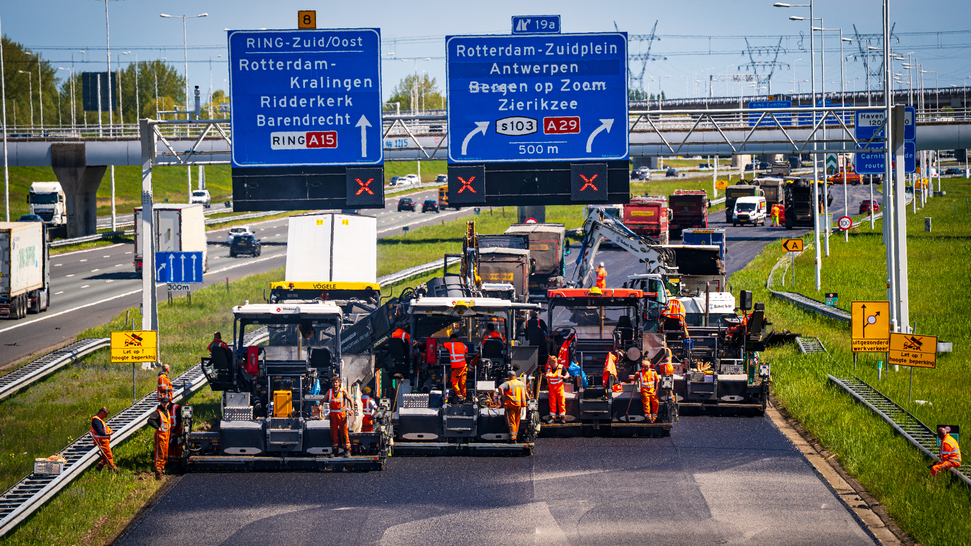 Asfalteringswerkzaamheden op de parallelbaan van de A15 op archiefbeeld.