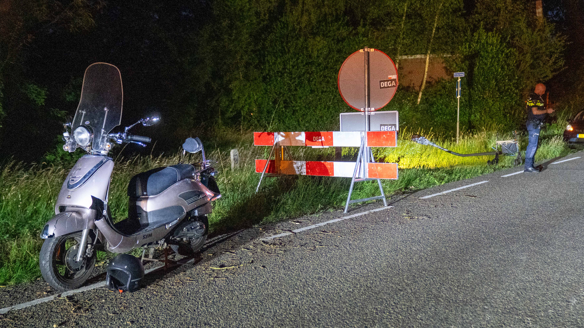 Man met rollator raakt gewond na botsing met scooter in Olst.