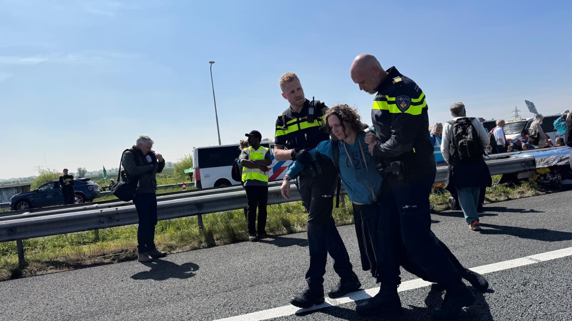 Politie houdt zeker 400 actievoerders aan na blokkade A12