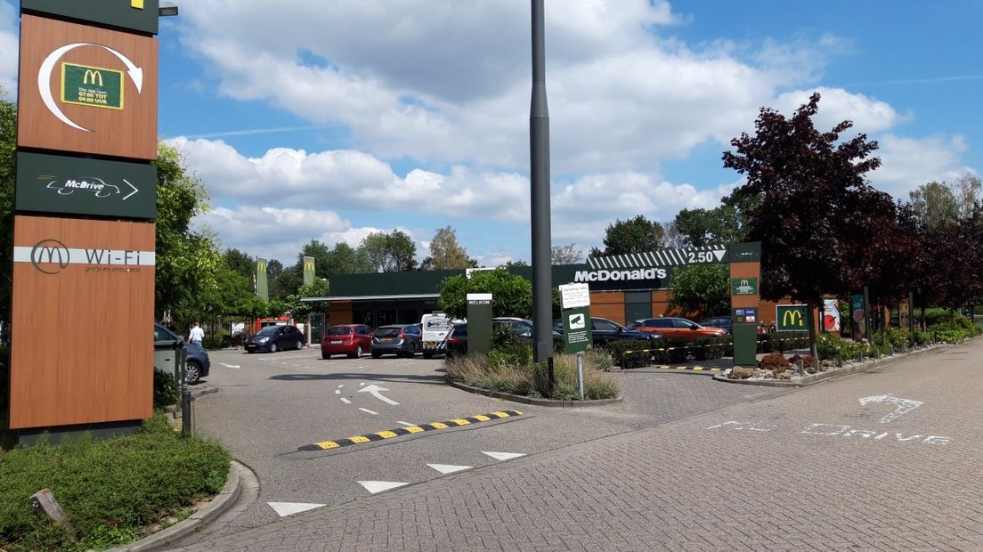 In hoeverre is fastfoodrestaurant McDonald's verantwoordelijk voor de overlast die nachtelijke bezoekers veroorzaken in een Winterswijkse woonwijk? Was de gemeente te coulant met het verruimen van de openingstijden tot 04.00 uur 's nachts? De familie Pleij vindt van wel en voelt zich niet serieus genomen.