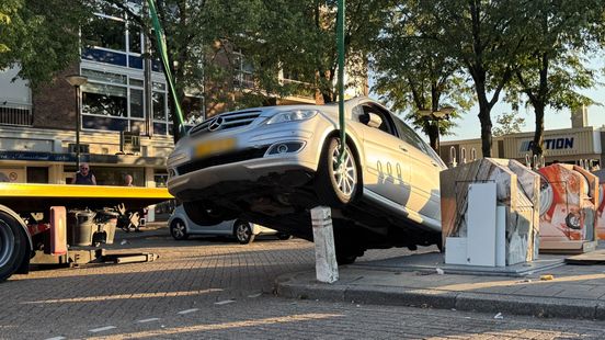 Auto belandt op paal in Apeldoorn