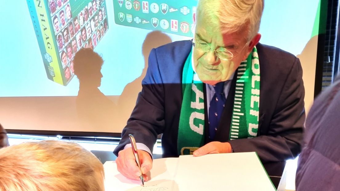 De burgemeester signeert een exemplaar