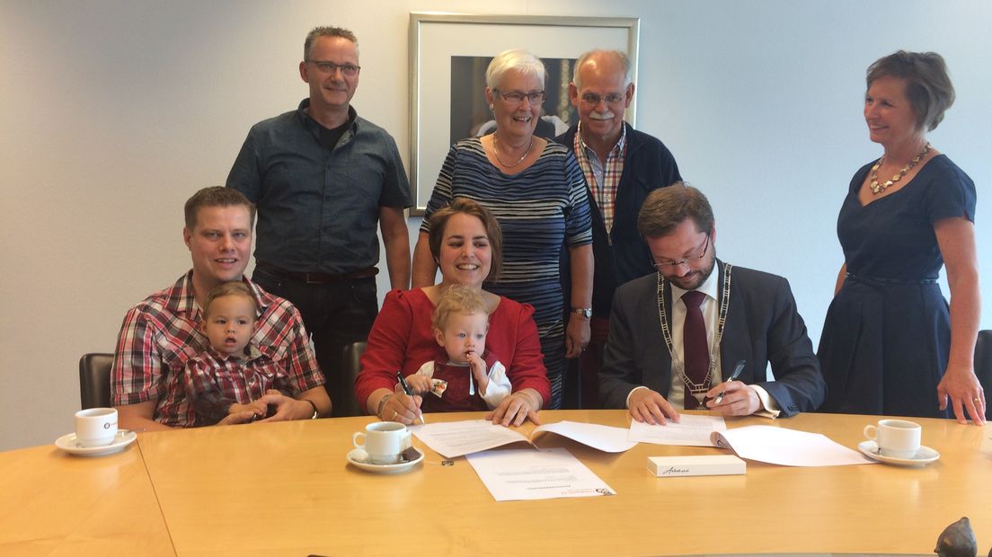 Van der Hulst zet haar handtekening onder het koopcontract (foto Andries Ophof/RTV Drenthe)
