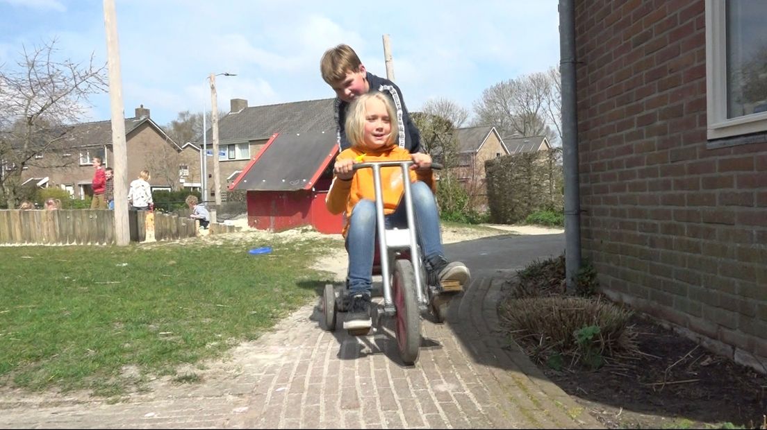 Kinderen ravotten weer als vanouds op De Blauwe Schuit in Winsum