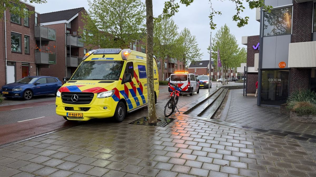112 Nieuws: Fietser botst tegen aanhangwagen in Rijssen