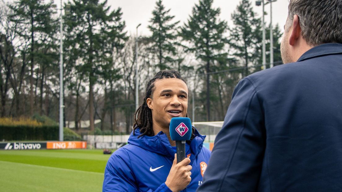 Nathan Ake in Zeist in gesprek met Omroep West