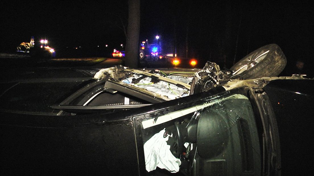 De auto kwam op de zijkant tot stilstand (Rechten: Persbureau Meter)