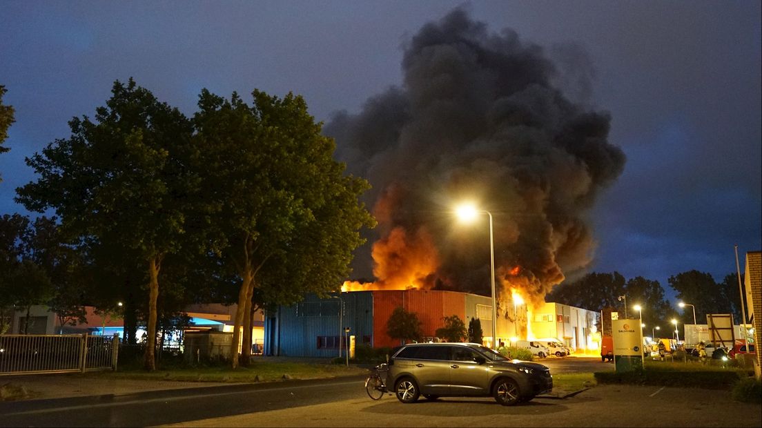 Zeer grote brand bij metaalbedrijf in Deventer