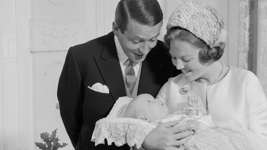 Prinses Beatrix en prins Claus met hun pasgeboren zoon prins Willem-Alexander in 1967
