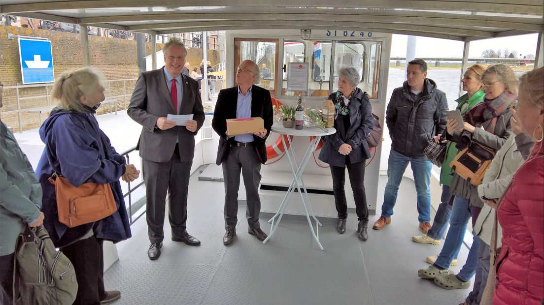 Burgemeester Andries Heidema opent de Troostjesboot in Deventer