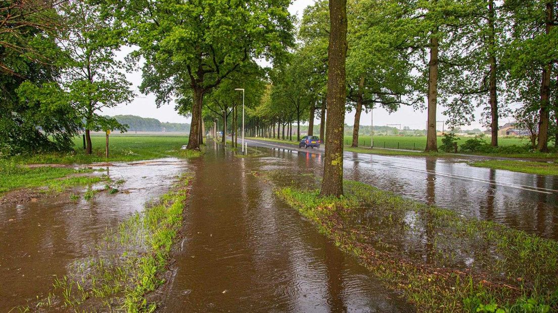 Lokale onweersbuien met plaatselijk veel neerslag zorgden zondagavond voor overlast in het oosten van het land. In Gelderland gingen de plensbuien soms gepaard met grote hagelstenen.