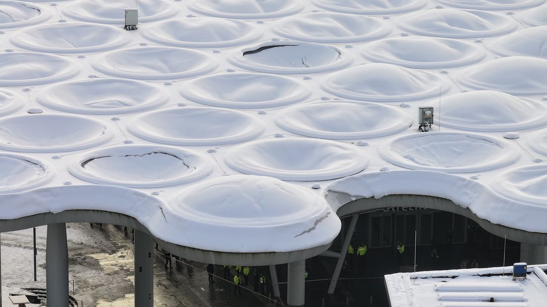 Bollendak ingedeukt door sneeuw