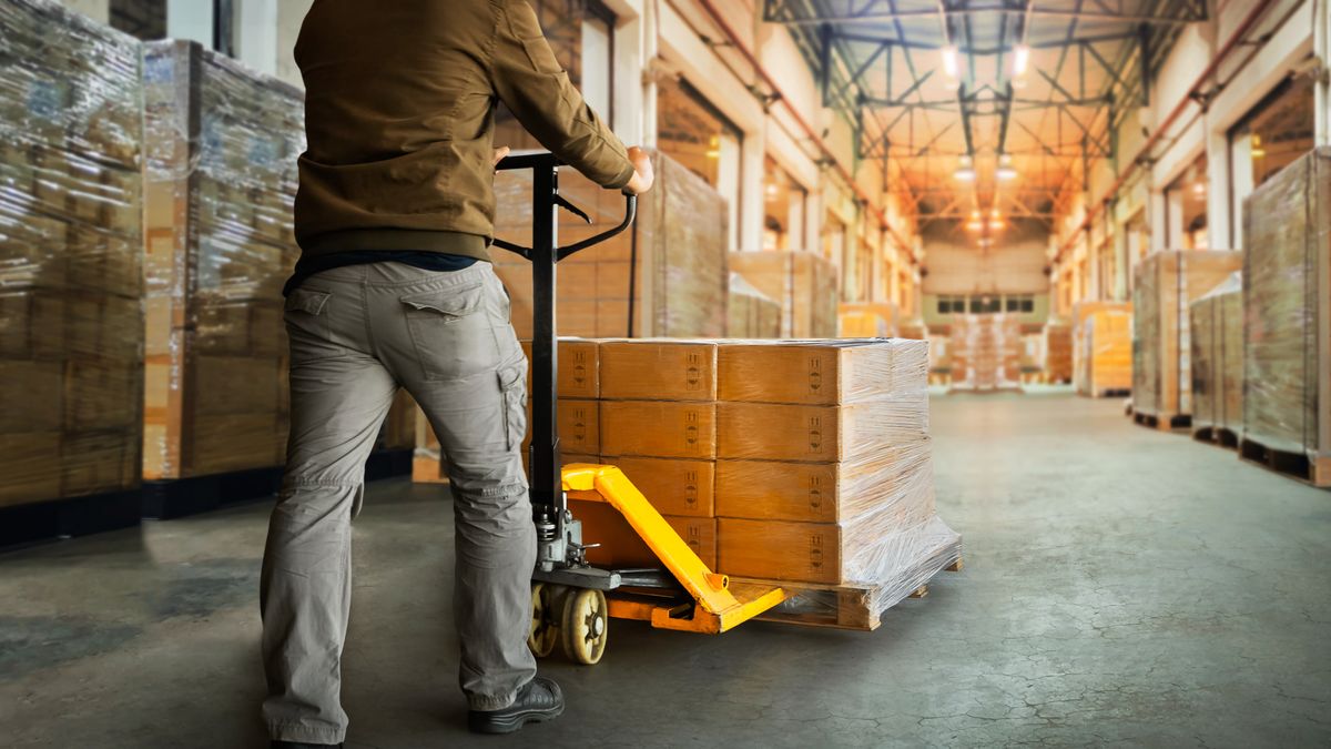 Man (27) uit Enschede uren buiten bewustzijn nadat pallet op zijn hoofd valt