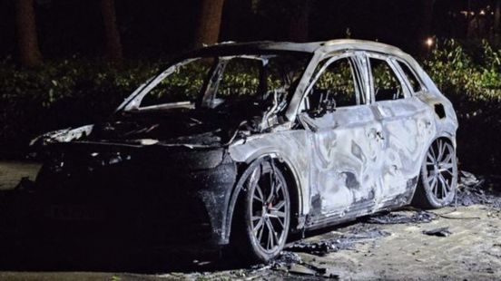 Geparkeerde auto verwoest door brand | Kitesurfer gewond na ongeluk. Geparkeerde auto verwoest door brand | Kitesurfer gewond na ongeluk.