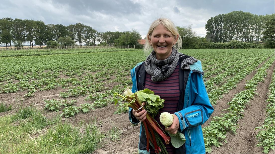 Tineke Bakker op haar biologische akker in Diepenveen