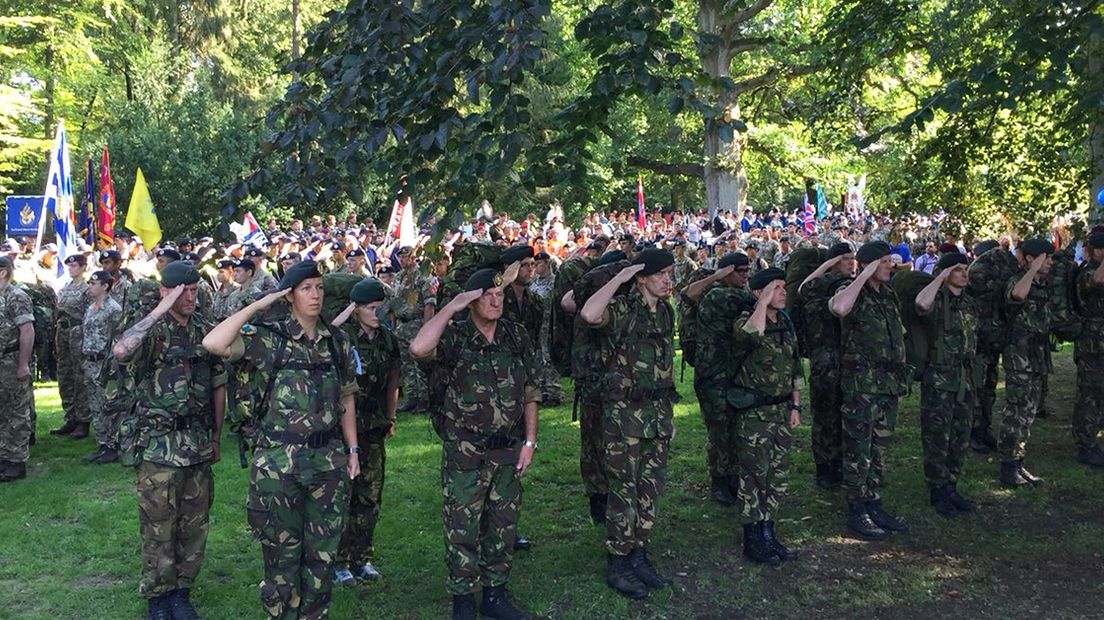 De organisatie van de Airborne Wandeltocht in Oosterbeek kijkt tevreden terug op het wandelevenement. Problemen deden zich nauwelijks voor en de stemming zat er goed in. Ook wij kijken terug op deze wandelzaterdag, en dat doen we in 13 foto's. Omroep Gelderland was er live bij op Radio en TV Gelderland.